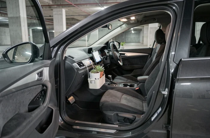 Intérieur de voiture personnalisé avec housses de siège en tissu anthracite et accessoires design